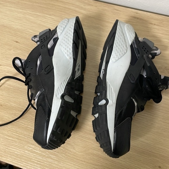 Nike Air Hurache Black Women’s Camoflague Shoes Size 8 - Picture 4 of 6